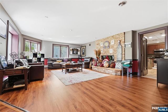 305 Blauvelt Court, Paramus, NJ 07652