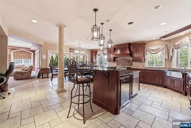 305 Blauvelt Court, Paramus, NJ 07652