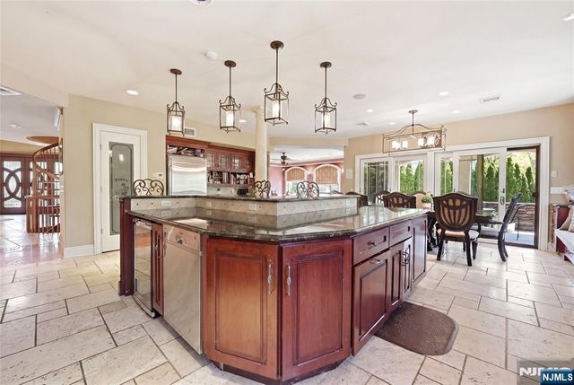 305 Blauvelt Court, Paramus, NJ 07652