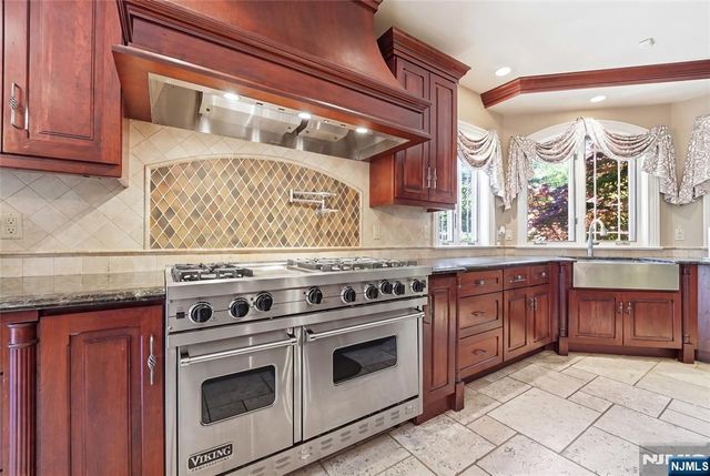 305 Blauvelt Court, Paramus, NJ 07652