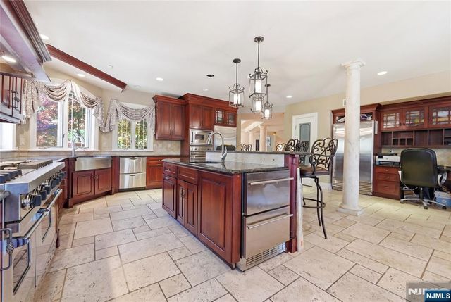 305 Blauvelt Court, Paramus, NJ 07652