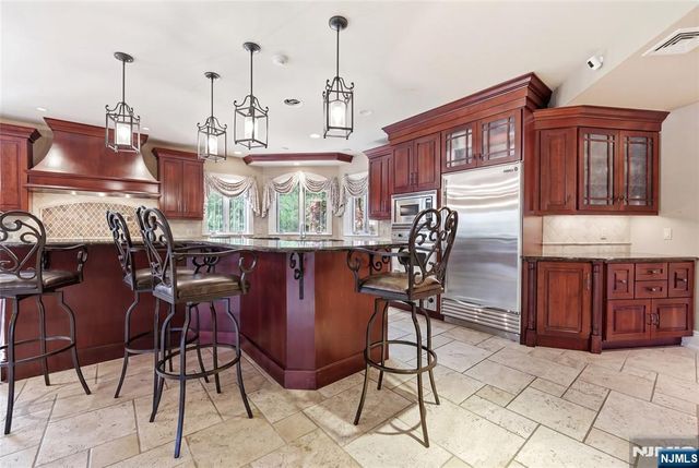 305 Blauvelt Court, Paramus, NJ 07652