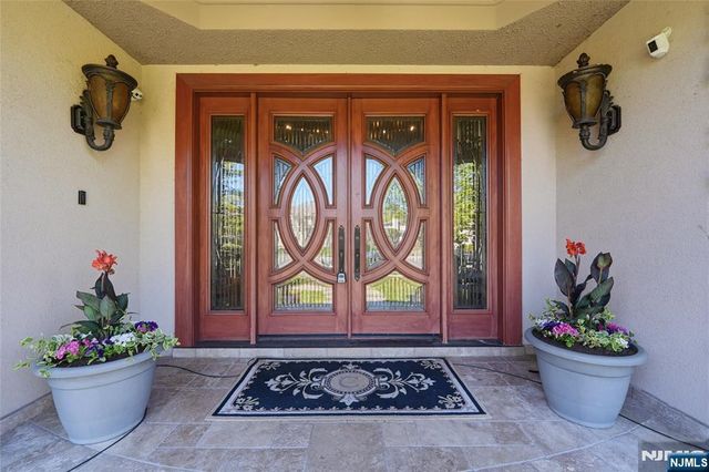 305 Blauvelt Court, Paramus, NJ 07652