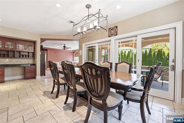 305 Blauvelt Court, Paramus, NJ 07652