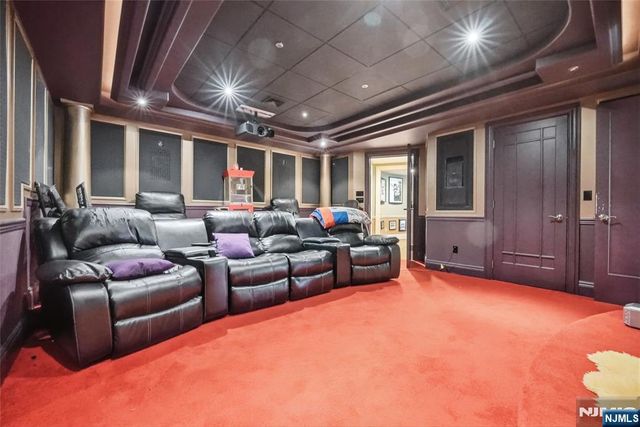 305 Blauvelt Court, Paramus, NJ 07652