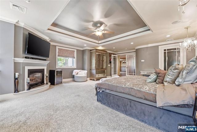 305 Blauvelt Court, Paramus, NJ 07652