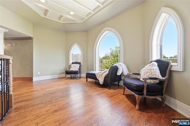 305 Blauvelt Court, Paramus, NJ 07652