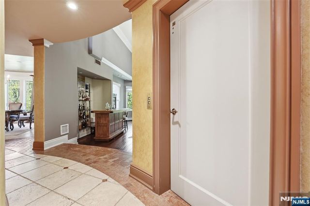305 Blauvelt Court, Paramus, NJ 07652