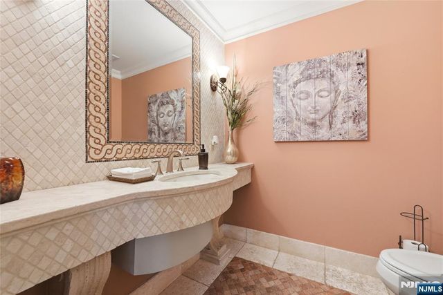 305 Blauvelt Court, Paramus, NJ 07652