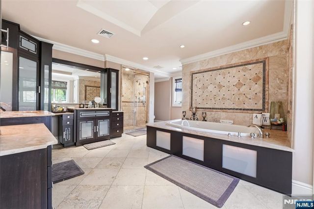 305 Blauvelt Court, Paramus, NJ 07652