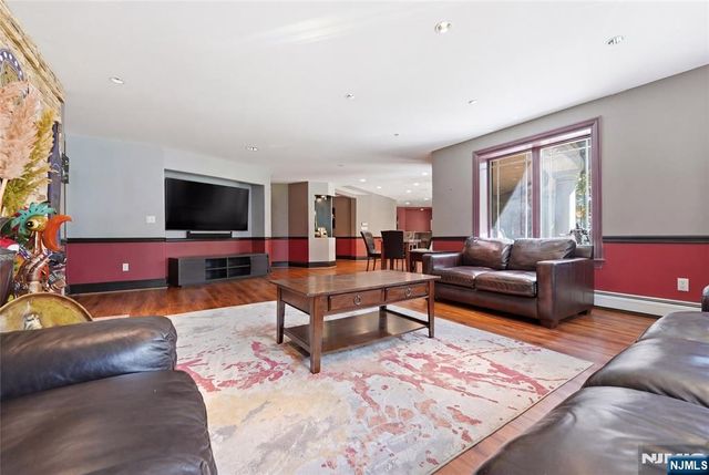 305 Blauvelt Court, Paramus, NJ 07652