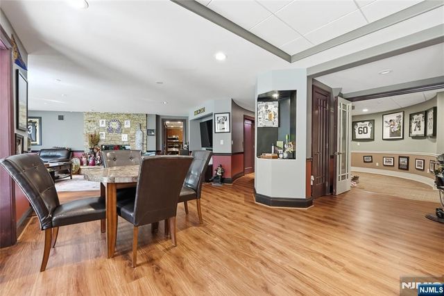 305 Blauvelt Court, Paramus, NJ 07652