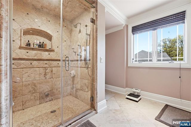 305 Blauvelt Court, Paramus, NJ 07652