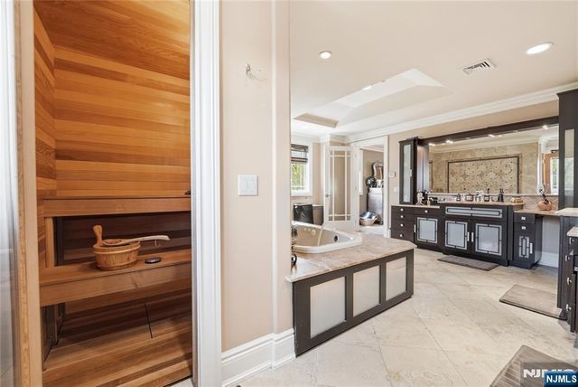 305 Blauvelt Court, Paramus, NJ 07652