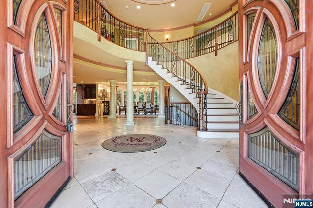 305 Blauvelt Court, Paramus, NJ 07652
