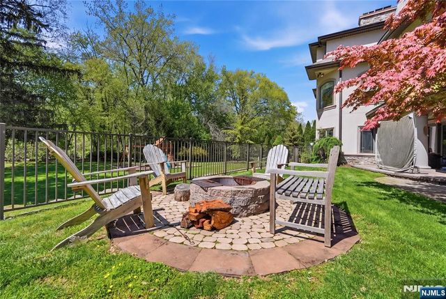 305 Blauvelt Court, Paramus, NJ 07652