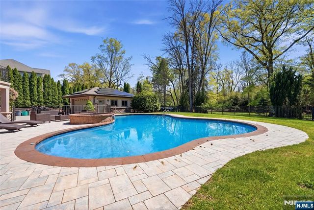 305 Blauvelt Court, Paramus, NJ 07652