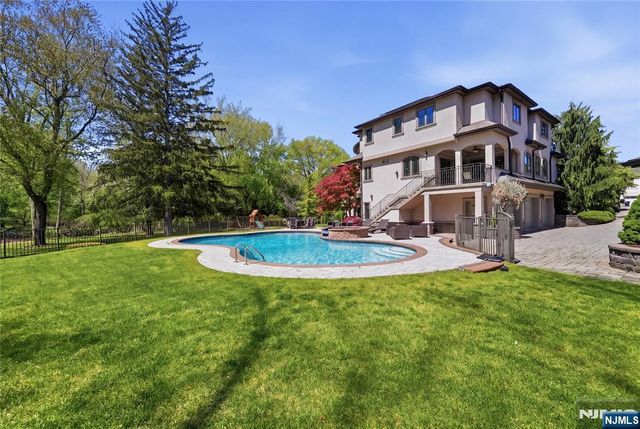 305 Blauvelt Court, Paramus, NJ 07652