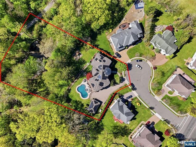 305 Blauvelt Court, Paramus, NJ 07652