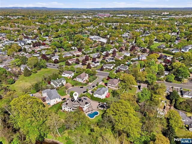305 Blauvelt Court, Paramus, NJ 07652