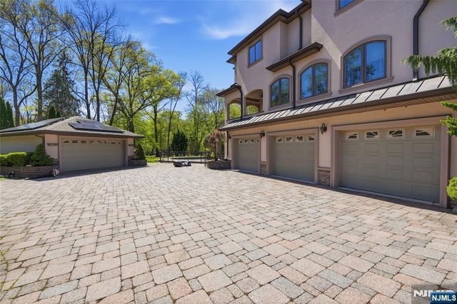 305 Blauvelt Court, Paramus, NJ 07652