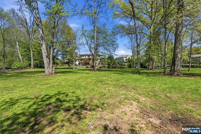305 Blauvelt Court, Paramus, NJ 07652
