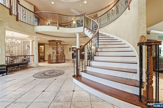 305 Blauvelt Court, Paramus, NJ 07652