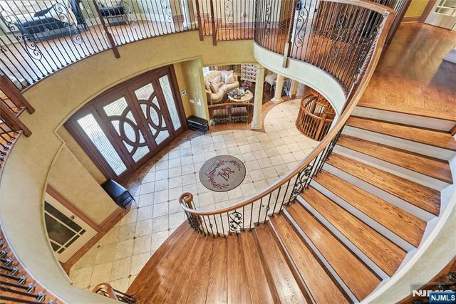 305 Blauvelt Court, Paramus, NJ 07652