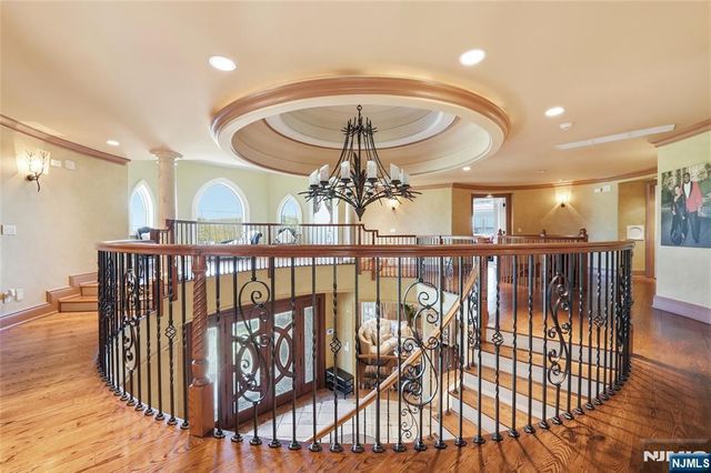 305 Blauvelt Court, Paramus, NJ 07652