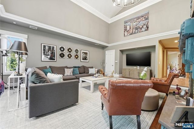 305 Blauvelt Court, Paramus, NJ 07652