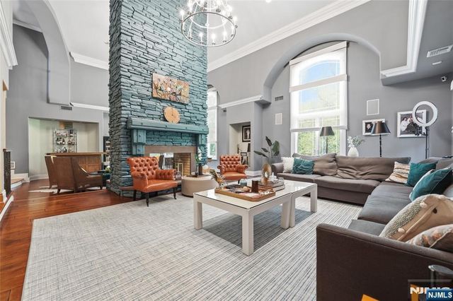 305 Blauvelt Court, Paramus, NJ 07652