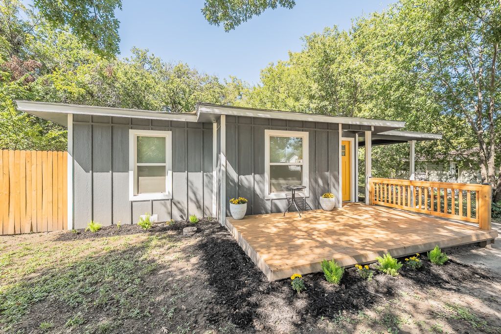 1228 S Brazos Street, Weatherford, TX 76086 — exterior