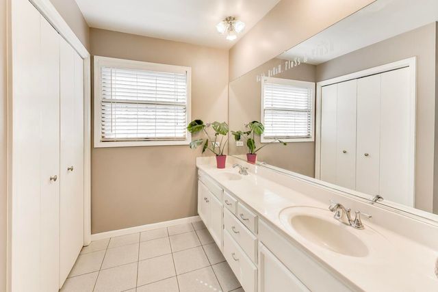 798 S Linden Avenue, Elmhurst, IL 60126