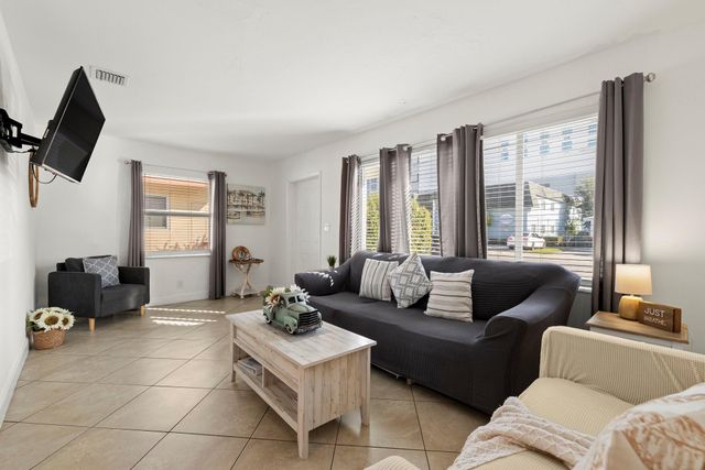 413-415 SE 23rd St, Fort Lauderdale, FL 33316