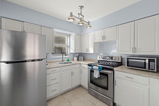 413-415 SE 23rd St, Fort Lauderdale, FL 33316