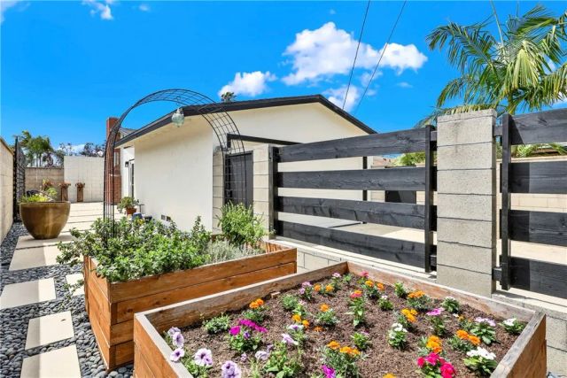 8401 INDIANAPOLIS, Huntington Beach, CA 92646