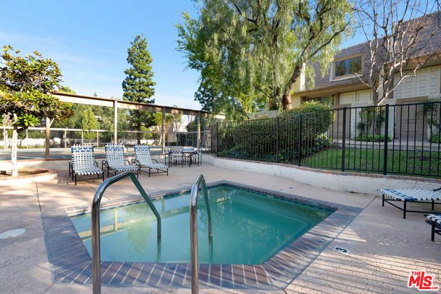6225 Shoup Avenue 109, Woodland Hills (los Angeles), CA 91367