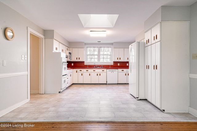 8221 Wolf Pen Branch Rd, Prospect, KY 40059