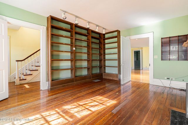 8221 Wolf Pen Branch Rd, Prospect, KY 40059