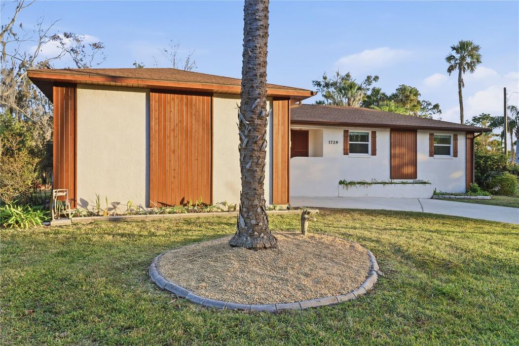 Image 3 of property listing at 1729 SE 3RD COURT, Crystal River, FL 34429