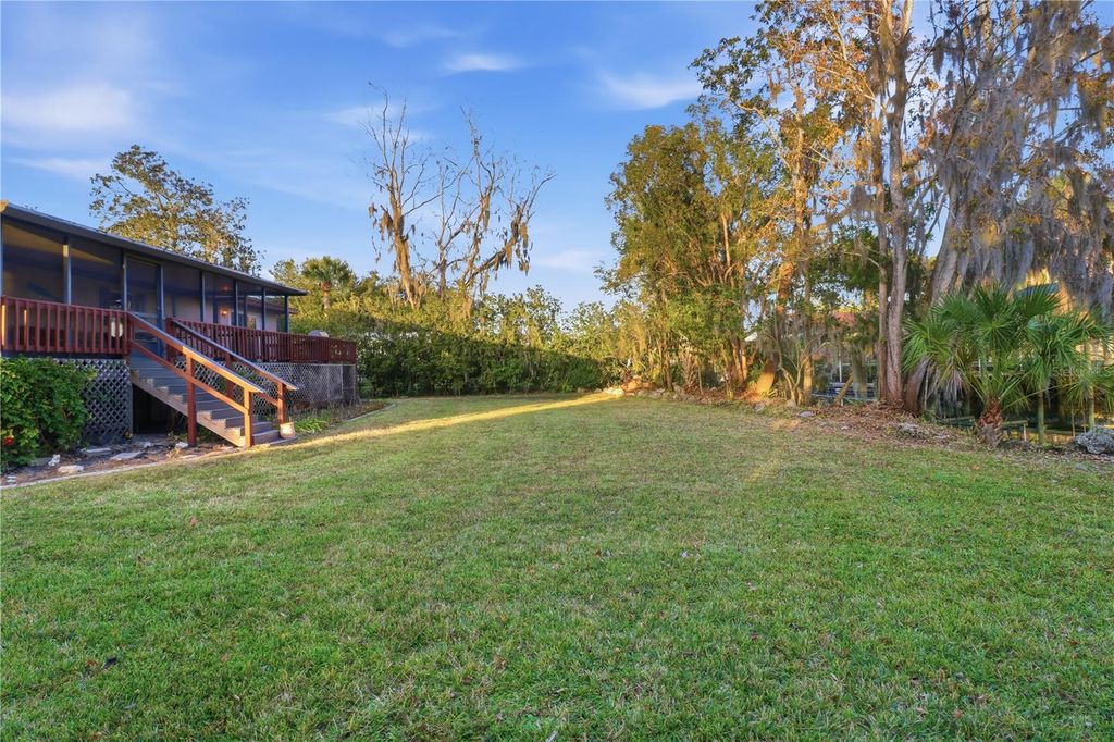 Image 5 of property listing at 1729 SE 3RD COURT, Crystal River, FL 34429