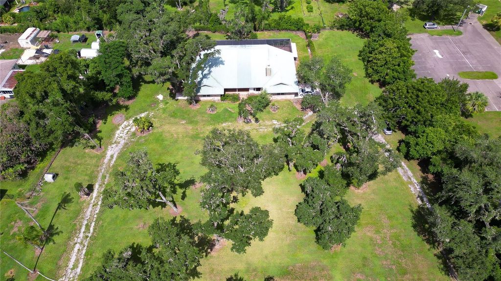 Image 2 of property listing at 914 S MILLER ROAD, Valrico, FL 33594
