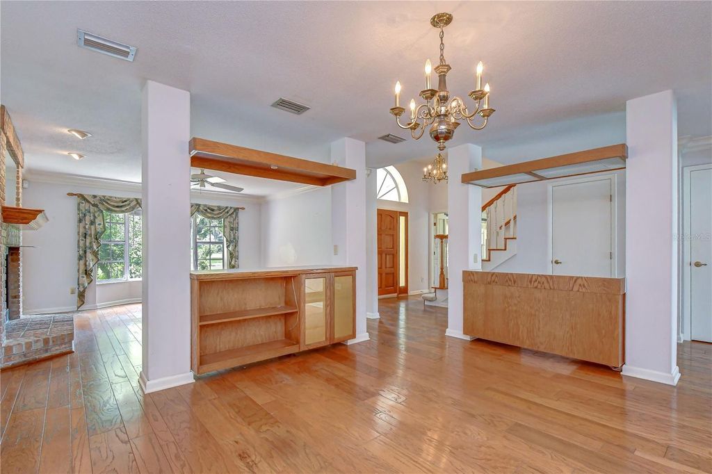 Image 12 of property listing at 914 S MILLER ROAD, Valrico, FL 33594