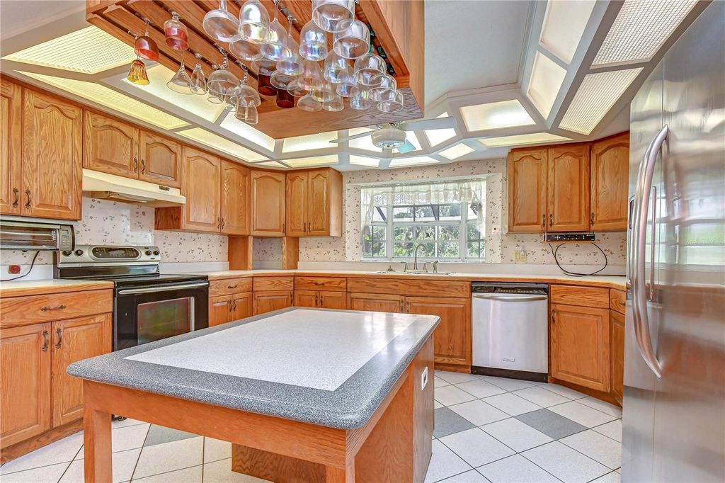 Image 13 of property listing at 914 S MILLER ROAD, Valrico, FL 33594