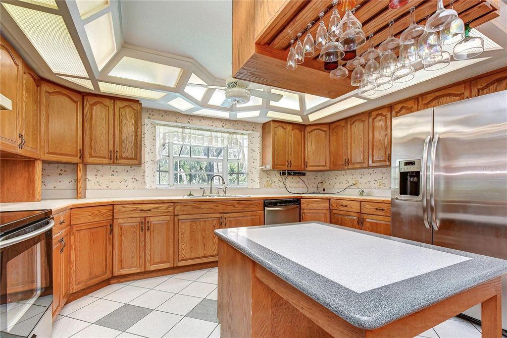 Image 14 of property listing at 914 S MILLER ROAD, Valrico, FL 33594