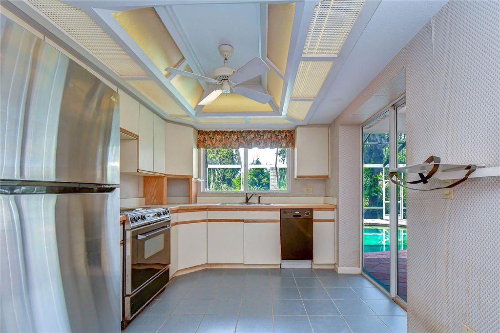 Image 21 of property listing at 914 S MILLER ROAD, Valrico, FL 33594