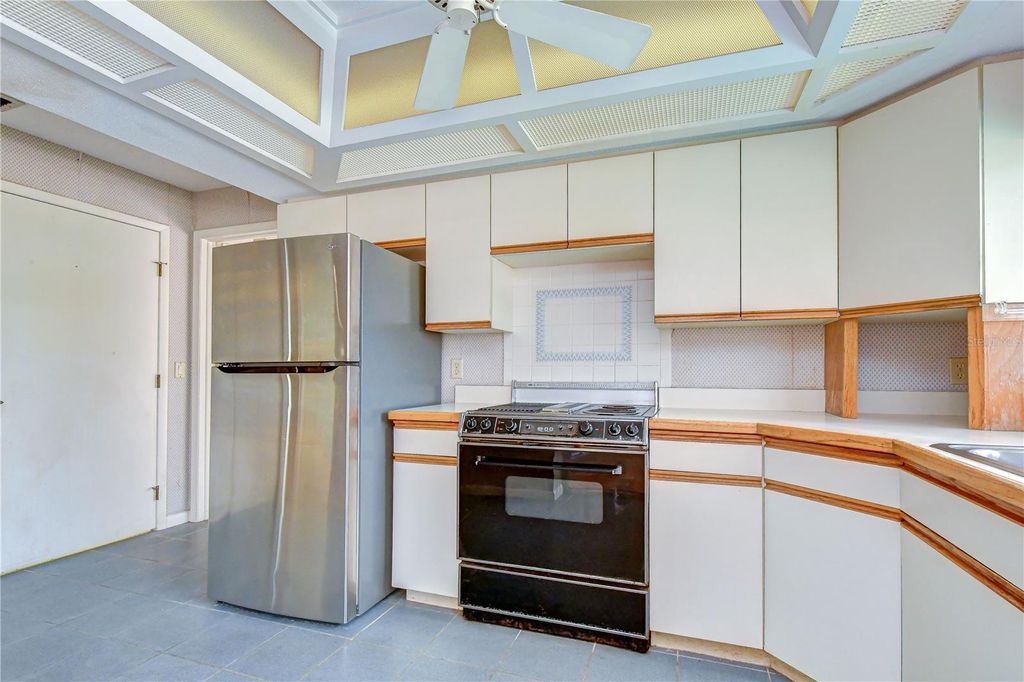 Image 22 of property listing at 914 S MILLER ROAD, Valrico, FL 33594