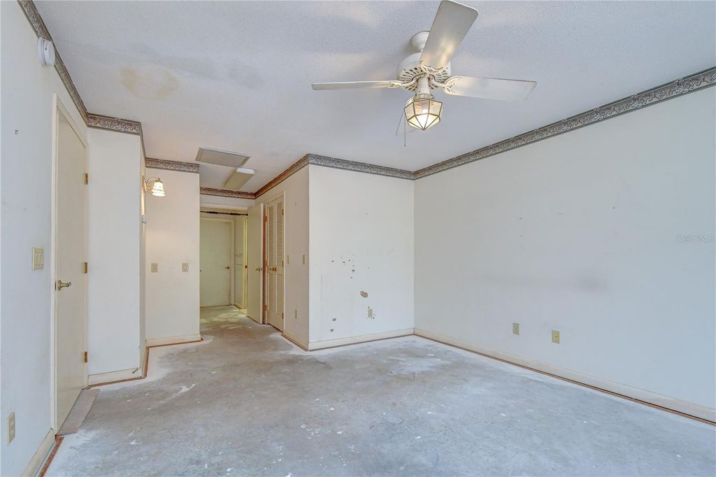 Image 24 of property listing at 914 S MILLER ROAD, Valrico, FL 33594