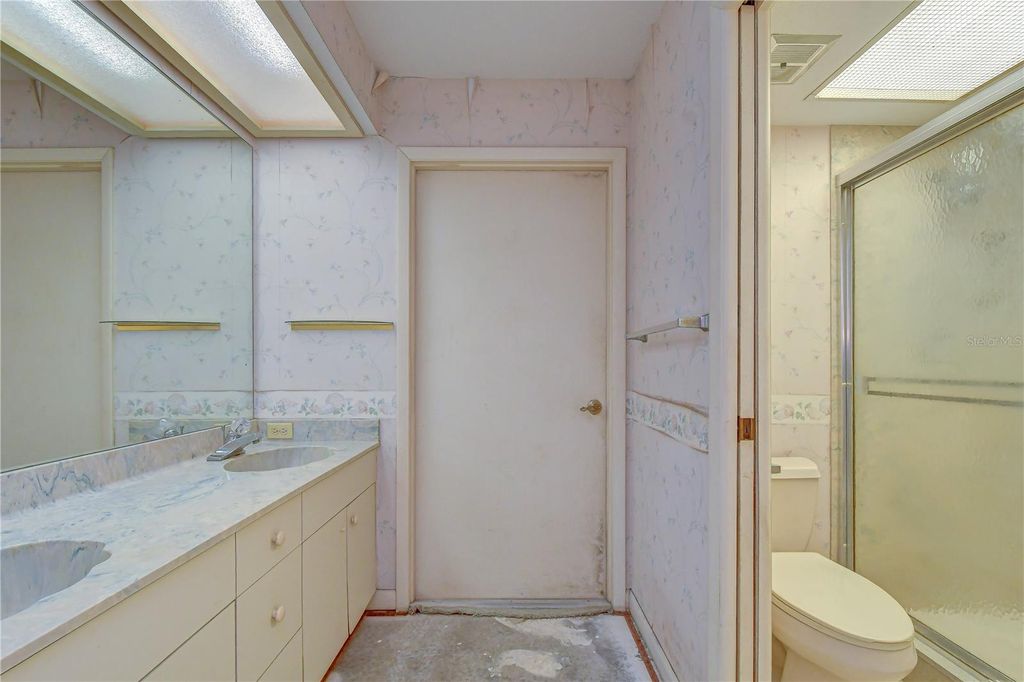 Image 25 of property listing at 914 S MILLER ROAD, Valrico, FL 33594