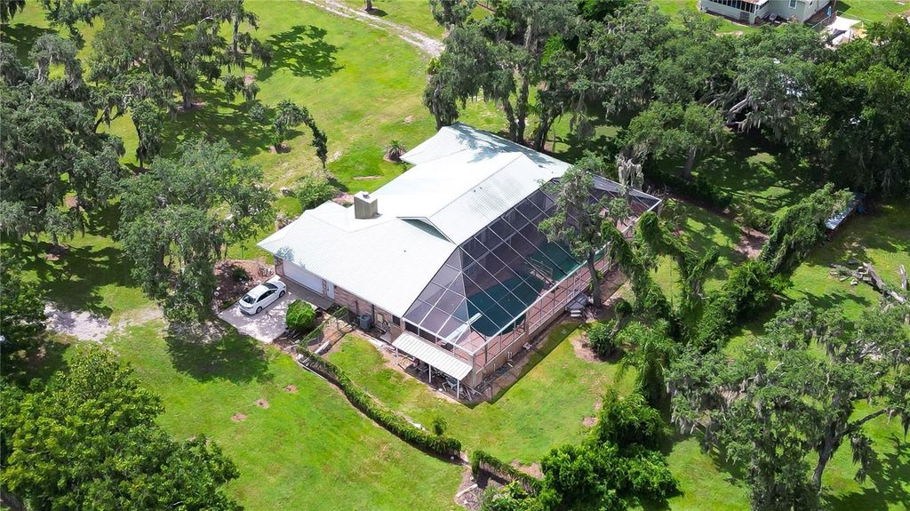 Image 4 of property listing at 914 S MILLER ROAD, Valrico, FL 33594